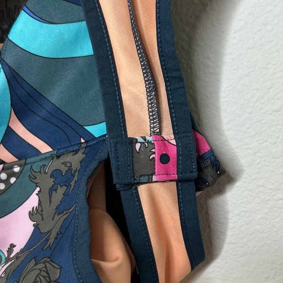 New with tag Nike Women’s Icon Clash Body Suit Size XS NWT - Picture 15 of 16